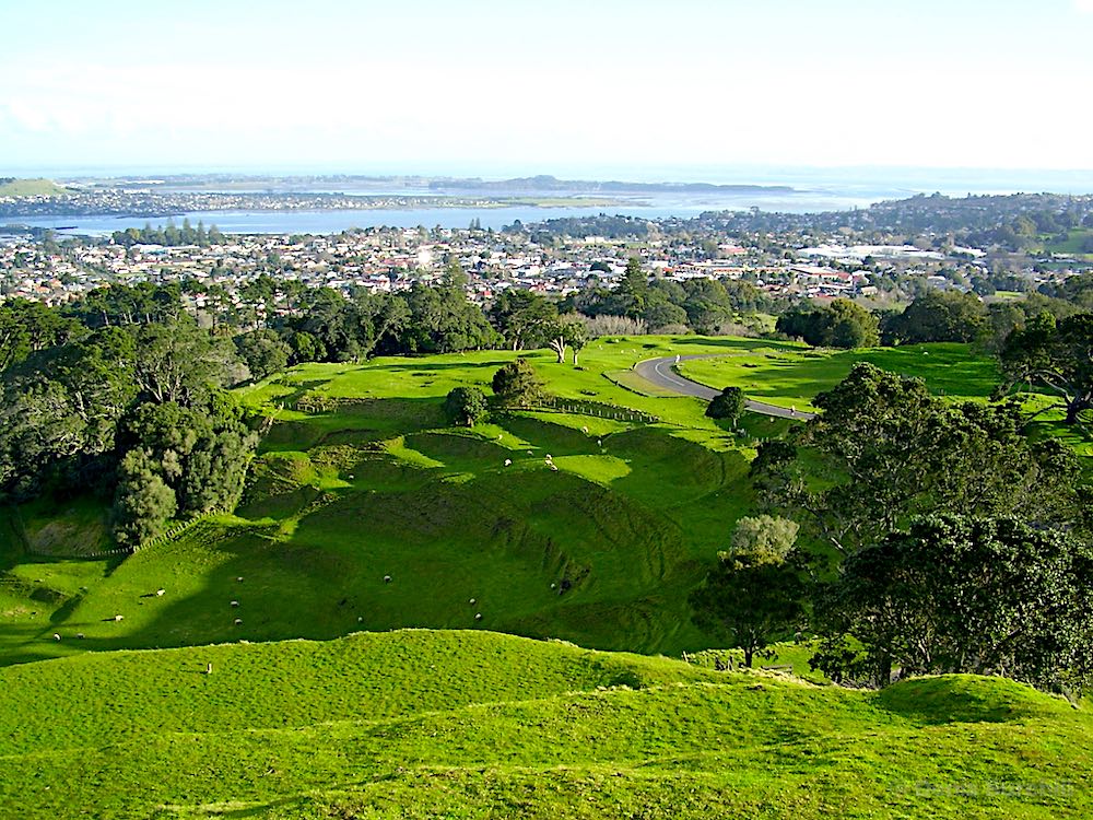 Looking Southwest from top of Maungakiekie